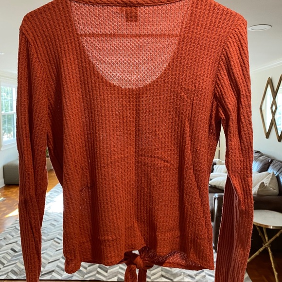 Soft Button/ Knotted along Sleeve - Picture 2 of 2